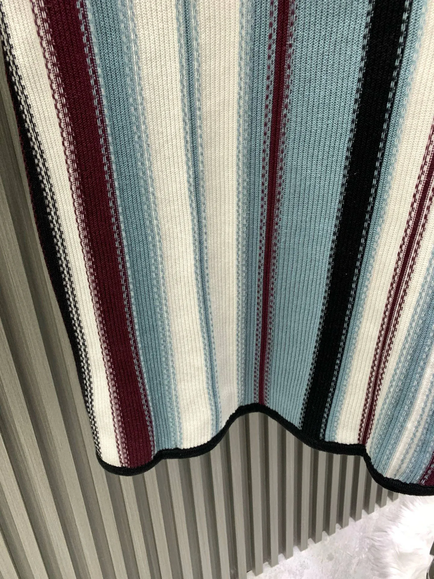 🅿️440 🀄️ Louis Vuitton Louis Vuitton 1v color block striped knitting. The original version was purchased for 15900 and developed. Custom-dyed 32-count double-ply combed cotton yarn. Used imported German (Stoll) 7 knitting machine custom-dyed yarn. Wool jacquard. Imported embroidery. Wool fermentation. Customized buttons. Customized trademark. Loose version. The original version is dyed and dyed. The color similarity is as high as 95%. The yarn is made of 2 strips of 260 combed cotton on the bottom + 5 strips of polyester + 1 strip of high-elastic stretch frame. The loom is a 14-needle STOLL machine imported from Germany. Each piece of fabric takes 390 minutes. Due to the particularity of this weave, the stability requirements of the machine are very high. Many machines cannot do it. The weaving time is very long. It is easy to have waste pieces when weaving the piece. The loss will be very large. The sewing plate is sewn with a 20-needle plate. In order to maximize the restoration effect, our large body fabric pieces are woven on an ultra-fine 16-needle flat machine. The whole piece of clothing has almost no knots. It is recommended to pair it with shorts of the same style.